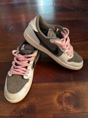 Jordan Low-Top Sneakers in Brown, White & Pink